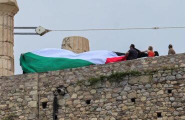 Αθήνα: Επιχείρησαν να υψώσουν σημαία της Παλαιστίνης στην Ακρόπολη – 15 προσαγωγές