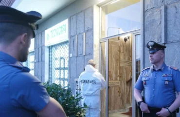 Άγριο έγκλημα στην Ιταλία: Μαχαίρωσε μέχρι θανάτου την 61χρονη σύζυγό του μπροστά στα μάτια της κόρης τους