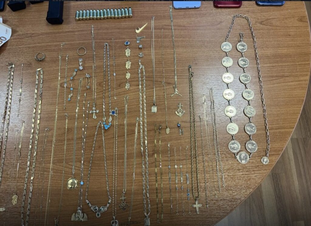 Έφοδος της ΕΛΑΣ σε αποθήκες στα Μέγαρα: Εντόπισε όπλα και κοσμήματα – Συνελήφθη μια 23χρονη (βίντεο – φωτο)