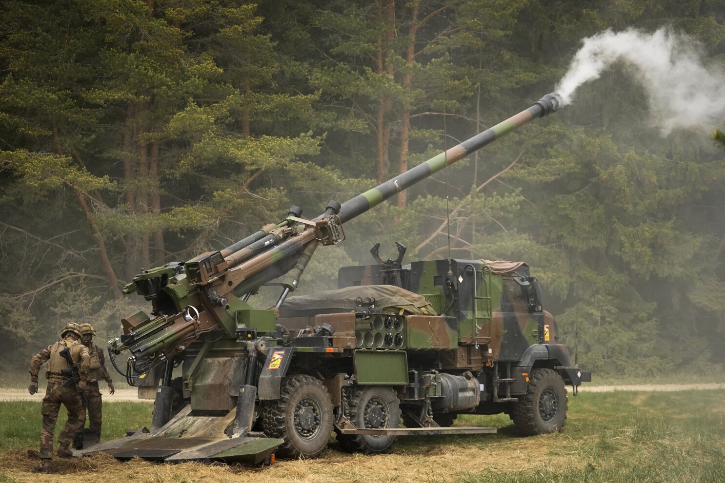 Μόλις λίγα δευτερόλεπτα χρειάστηκε το «VT-40» για να καταστρέψει το γαλλικό «Caesar» των Ουκρανών (βίντεο)