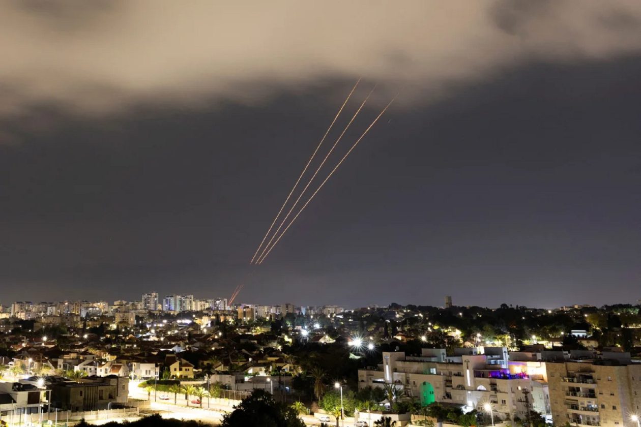 Σφοδρή πυραυλική απάντηση στο Ισραήλ από το Ιράν: Κτυπήθηκαν η Χάιφα, το Τελ Αβίβ (βίντεο)