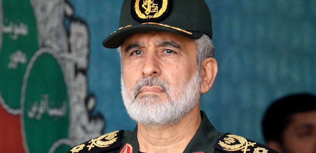 Στη δημοσιότητα φωτογραφίες της στολής που φορούσε ο διοικητής Αεροπορίας των Φρουρών Επανάστασης όταν εξοντώθηκε