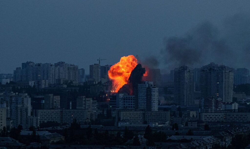 Η Ρωσία εκτόξευσε πάνω από 440 drones και 32 πυραύλους κατά της Ουκρανίας – Τουλάχιστον 14 νεκροί (βίντεο)