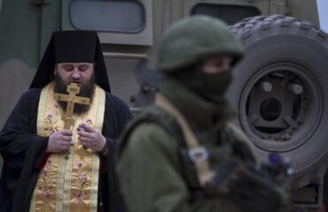 Γενναίος ιερέας τα βάζει με Ουκρανούς στρατιώτες: «Σκοτώστε με αφού έχετε τέτοια εντολή» (βίντεο)