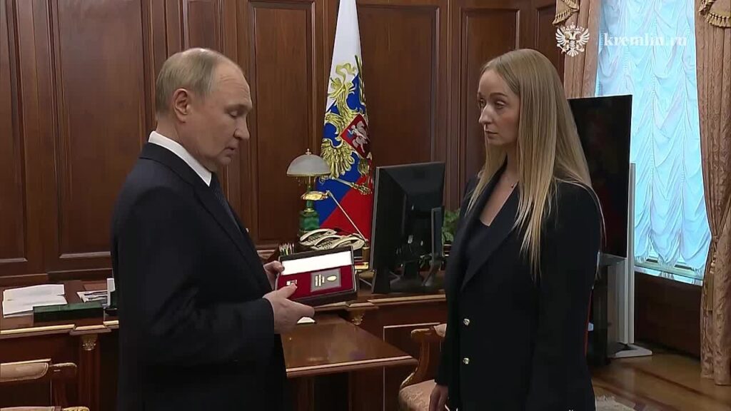 Ο Β.Πούτιν απένειμε μετά θάνατον το μετάλλιο «Χρυσό Αστέρι» στον υπαρχηγό του ρωσικού Ναυτικού Μ.Γκούντκοφ