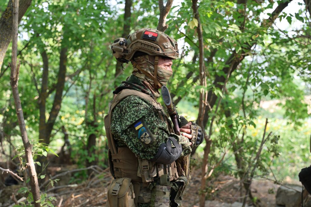 Αφελής μισθοφόρος των Ουκρανών σε ανάχωμα, έκανε το λάθος να σηκώσει το κεφάλι του και το πλήρωσε ακριβά (βίντεο)