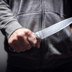 Άγρια συμπλοκή με μαχαίρια στην πλατεία Υμηττού: Τρεις τραυματίες