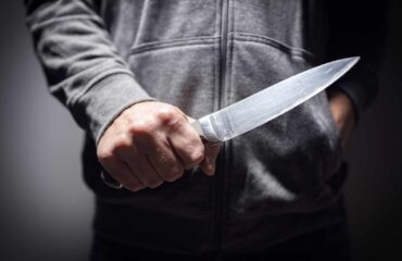 Άγρια συμπλοκή με μαχαίρια στην πλατεία Υμηττού: Τρεις τραυματίες