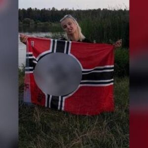 Ουκρανία: Δικαστική υπάλληλος φωτογραφίζεται με την ναζιστική σημαία