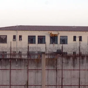 Λάρισα: Άγρια συμπλοκή μεταξύ δύο κρατούμενων στις φυλακές