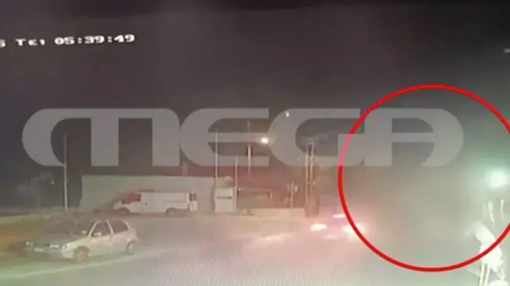 Αρτέμιδα: Βίντεο από την παράσυρση του ηλικιωμένου – Το αυτοκίνητο του αστυνομικού τον εκσφενδόνισε μέτρα μακριά