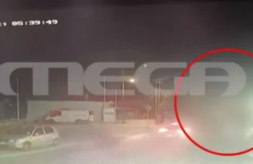 Αρτέμιδα: Βίντεο από την παράσυρση του ηλικιωμένου – Το αυτοκίνητο του αστυνομικού τον εκσφενδόνισε μέτρα μακριά