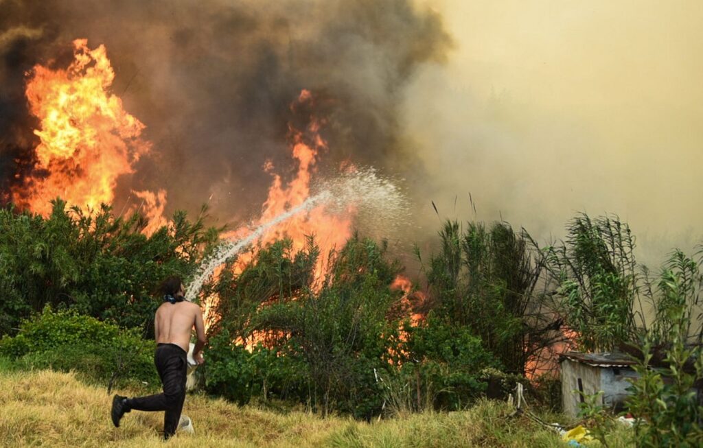 Μαίνεται η πυρκαγιά στη Χίο: Σε ύφεση τα πύρινα μέτωπα σε Αχαΐα και Χαλκιδική