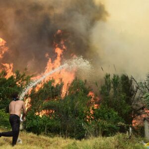 Μαίνεται η πυρκαγιά στη Χίο: Σε ύφεση τα πύρινα μέτωπα σε Αχαΐα και Χαλκιδική