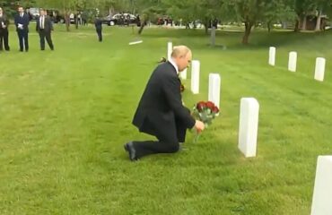 V. Putyin meglátogatta az orosz ejtőernyősök temetőjét Alaszkában – Videó megtekintése