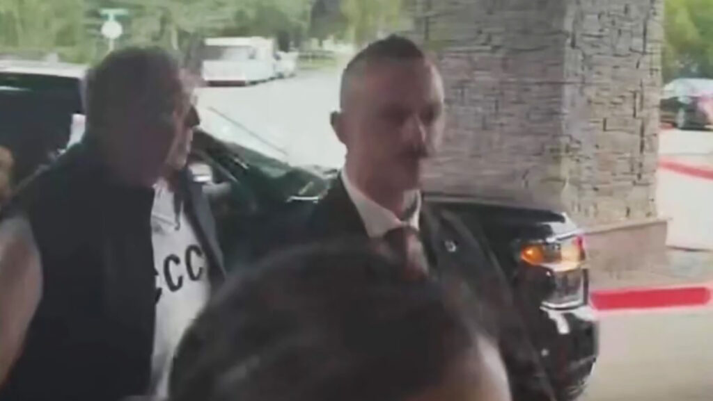 Β.Πούτιν: Aστειεύτηκε για το πουλόβερ που φόρεσε ο Σ.Λαβρόφ με την επιγραφή «ΕΣΣΔ» – «Είναι ιμπεριαλιστής»