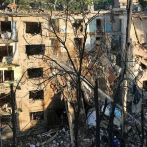 Οι Ρώσοι απαντούν στα καμώματα του Ζελένσκι: Μαζική πυραυλική επίθεση βαθιά στην πρωτεύουσα του Σούμι (βίντεο)
