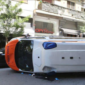Γουδί: Κατέληξε ο ασθενής μετά την ανατροπή ιδιωτικού ασθενοφόρου