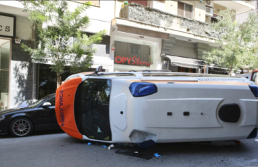 Γουδί: Κατέληξε ο ασθενής μετά την ανατροπή ιδιωτικού ασθενοφόρου