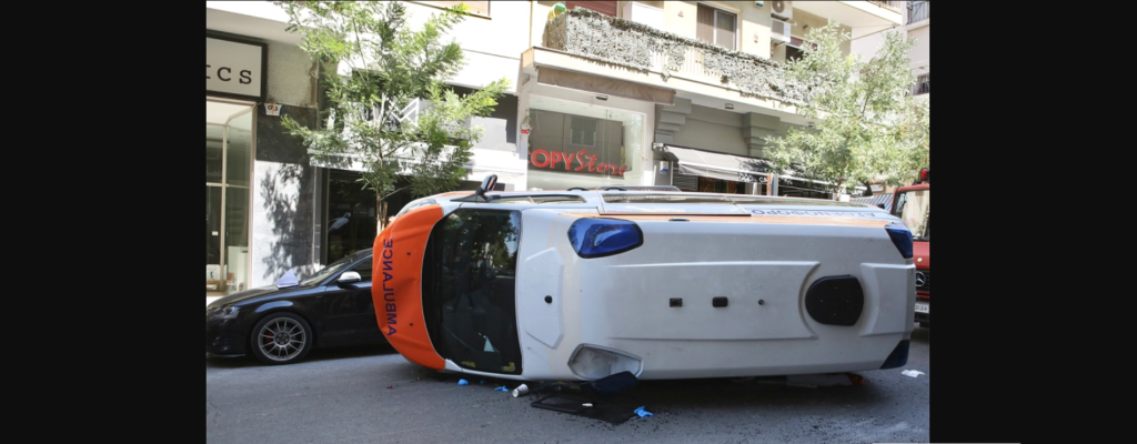 Γουδί: Κατέληξε ο ασθενής μετά την ανατροπή ιδιωτικού ασθενοφόρου