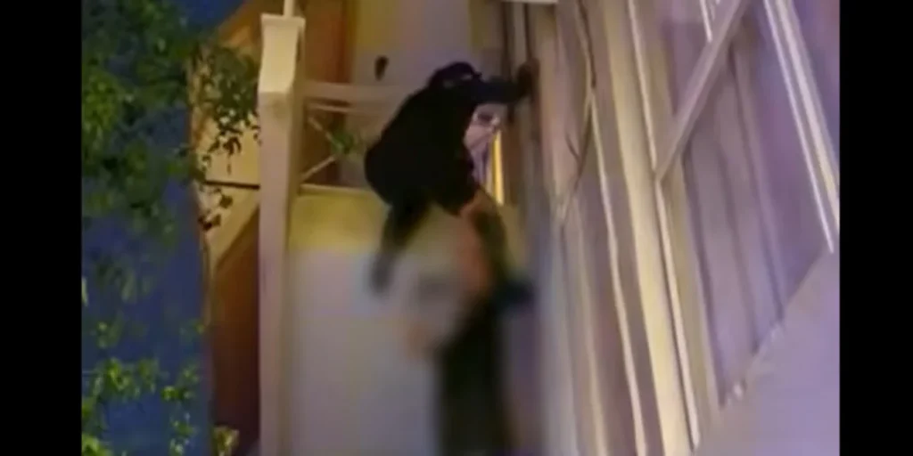 Γυναίκα αστυνομικός της ΔΙΑΣ σκαρφάλωσε σε μπαλκόνι για να βοηθήσει 5χρονο – Δείτε βίντεο