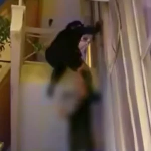 Γυναίκα αστυνομικός της ΔΙΑΣ σκαρφάλωσε σε μπαλκόνι για να βοηθήσει 5χρονο – Δείτε βίντεο