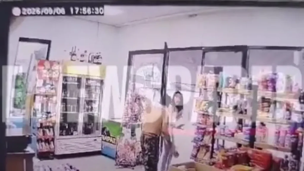 Βίντεο: Η στιγμή που άντρας επιτέθηκε σε υπάλληλο μίνι μάρκετ στον Βόλο