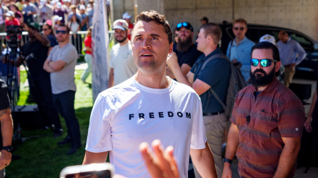 ΗΠΑ: Αριστερός εξτρεμιστής δολοφόνησε εν ψυχρώ τον πλέον φέρελπι Αμερικανό δεξιό & σύμμαχο του Ν.Τραμπ (βίντεο)