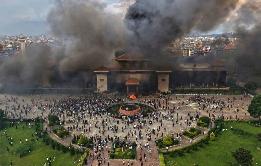 Ο Στρατός του Νεπάλ βγήκε στους δρόμους και ανέλαβε τον έλεγχο της χώρας (βίντεο)