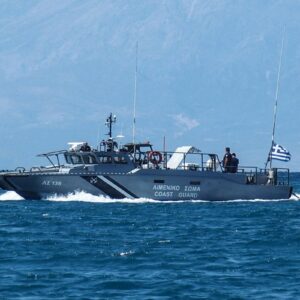Τρία σκάφη με παράνομους μετανάστες εντοπίστηκαν νότια της Κρήτης – Σε ετοιμότητα οι αρχές