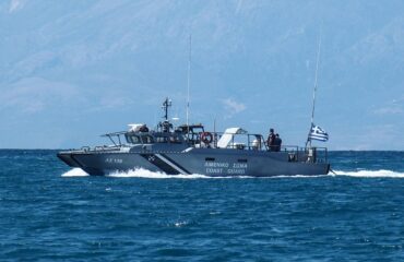 Τρία σκάφη με παράνομους μετανάστες εντοπίστηκαν νότια της Κρήτης – Σε ετοιμότητα οι αρχές