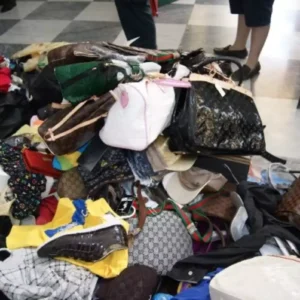 Συνελήφθησαν τρία άτομα για πώληση «μαϊμού» προϊόντων στη Χερσόνησο Κρήτης – Βρέθηκαν πάνω από 11.000 απομιμήσεις