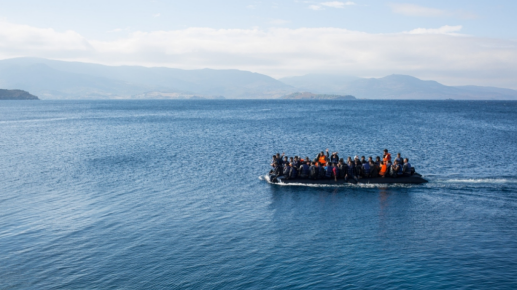«Βουλιάζει» από τους παράνομους μετανάστες η Κρήτη: Αλλοδαποί έβγαλαν selfie μόλις «πάτησαν» στους Καλούς Λιμένες