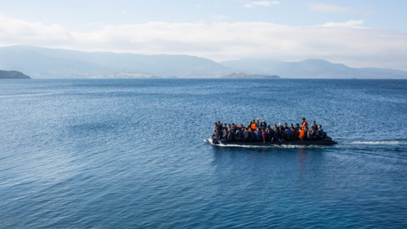 «Βουλιάζει» από τους παράνομους μετανάστες η Κρήτη: Αλλοδαποί έβγαλαν selfie μόλις «πάτησαν» στους Καλούς Λιμένες