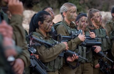 Γυναίκα στρατιώτης των IDF κάνει live και βομβαρδίζεται on air – Δείτε βίντεο