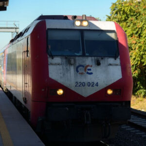 Τρένο συγκρούστηκε με φορτηγάκι σε αφύλακτη διάβαση στο Σουφλί – Το «πέταξε» αρκετά μέτρα μακριά