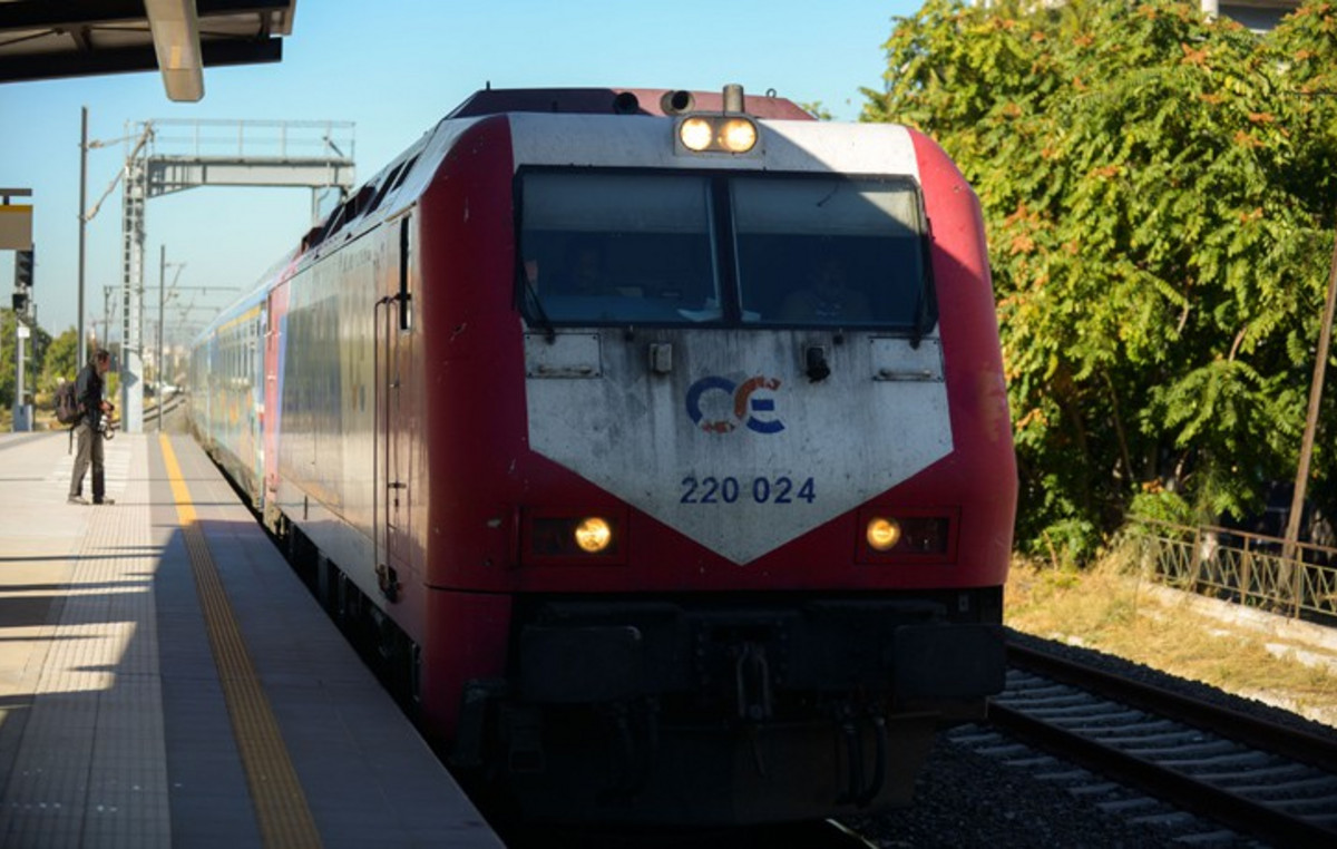 Τρένο συγκρούστηκε με φορτηγάκι σε αφύλακτη διάβαση στο Σουφλί – Το «πέταξε» αρκετά μέτρα μακριά