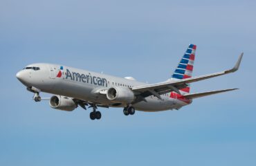 American Airlines: Πλήρωμα αεροσκάφους έδεσε με πλαστικές χειροπέδες και ταινία 34χρονη που επιτέθηκε σε αεροσυνοδό