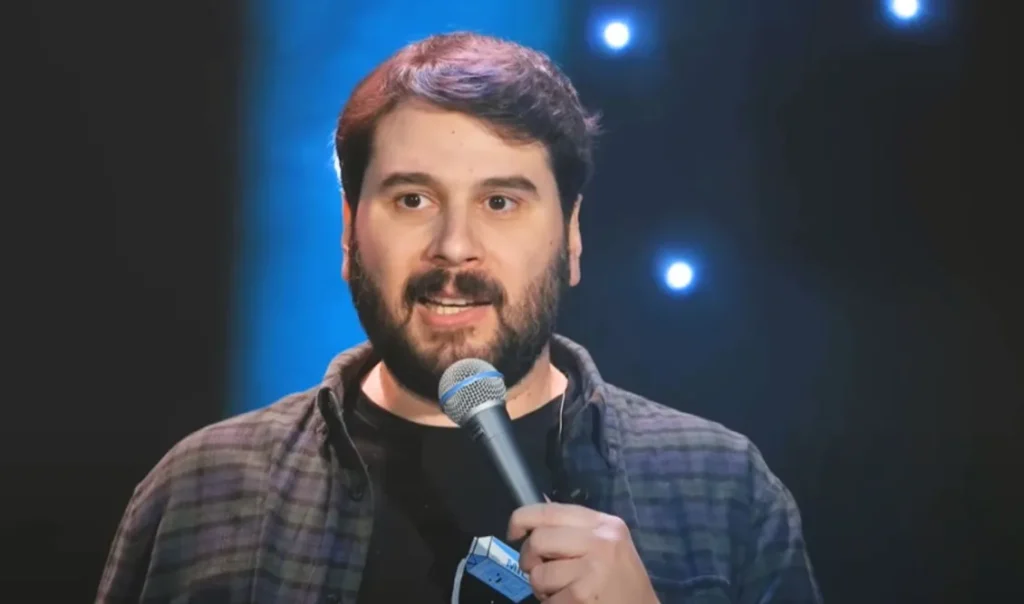 «Εμετός» από δήθεν κωμικό: Προσπαθεί να ξεφτιλίσει την Ελληνική Σημαία και βρίζει τον δολοφονημένο Τσάρλι Κερκ