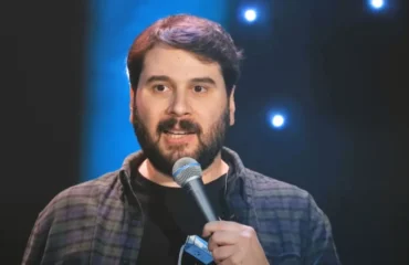 «Εμετός» από δήθεν κωμικό: Προσπαθεί να ξεφτιλίσει την Ελληνική Σημαία και βρίζει τον δολοφονημένο Τσάρλι Κερκ