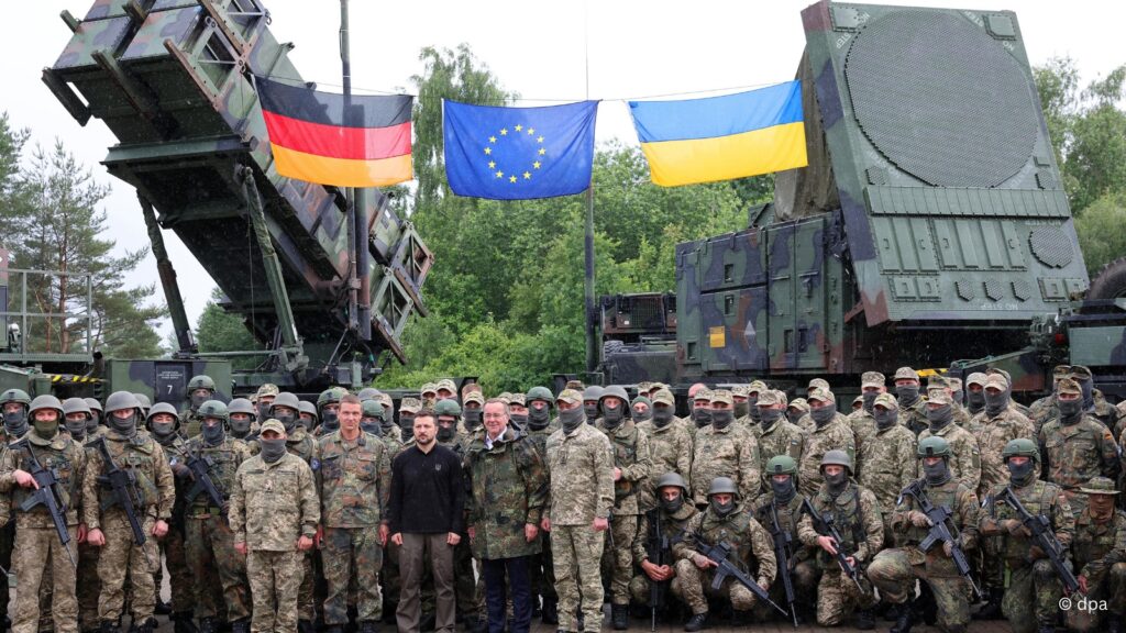 Η φιλοουκρανική προπαγάνδα καλά κρατεί: Γιατί ζητούν από πολίτες του Βερολίνου να πάρουν τα όπλα κατά των Ρώσων