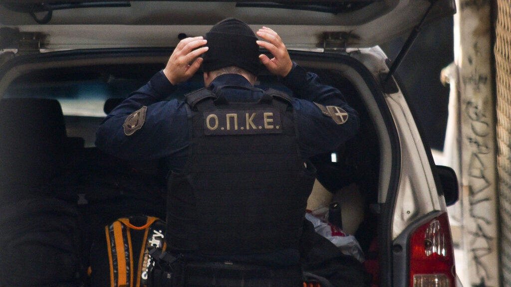 Βίντεο: Ομάδα της ΟΠΚΕ εισβάλει σε σπίτι σπείρας που εξαπατούσε πολίτες παριστάνοντας τους λογιστές και τον ΔΕΔΔΗΕ