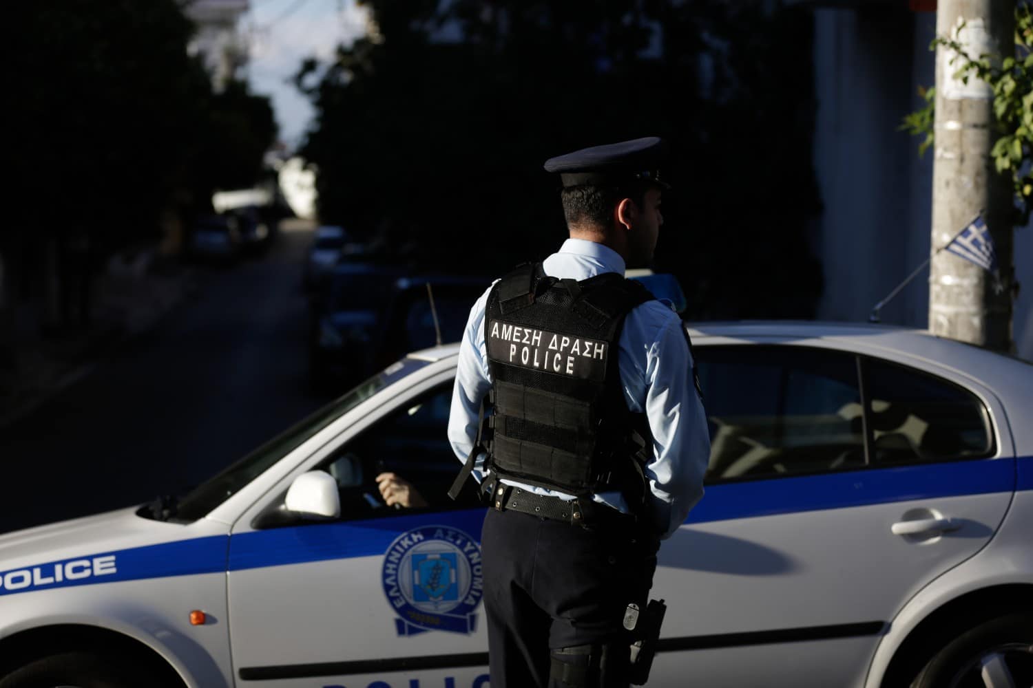 Πυροσβέστες πήγαν να σβήσουν φωτιά στον Ασπρόπυργο και Ρομά τους απείλησαν με όπλα (βίντεο)