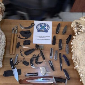 Βουλιαγμένη: Έρευνα για 47χρονο – Μαχαίρια και αρχαίοι αμφορείς βρέθηκαν στο σπίτι του