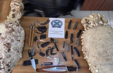 Βουλιαγμένη: Έρευνα για 47χρονο – Μαχαίρια και αρχαίοι αμφορείς βρέθηκαν στο σπίτι του