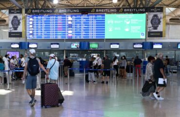 Πολίτης εμφανίστηκε με την ελληνική σημαία στο αεροδρόμιο «Ελ.Βενιζέλος»: Τον απομάκρυναν με απειλές και σπρωξιές!