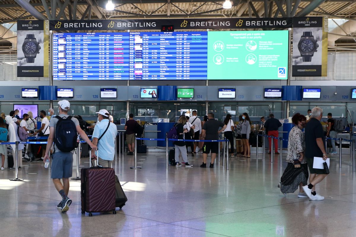 Πολίτης εμφανίστηκε με την ελληνική σημαία στο αεροδρόμιο «Ελ.Βενιζέλος»: Τον απομάκρυναν με απειλές και σπρωξιές!