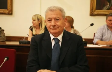 Δολοφονία Σ.Βαλυράκη: «Ήταν χτυπημένος & σκεπασμένος με μπουφάν – Αυτή η εικόνα δεν ξεχνιέται» κατέθεσε ο γιος του