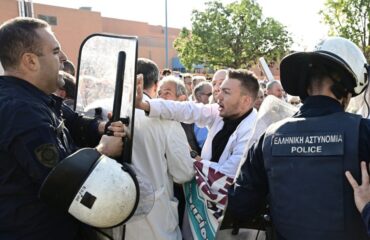 Αγρίεψαν τα πράγματα: Συμπλοκές και αίμα στην επίσκεψη Κ.Μητσοτάκη και Α.Γεωργιάδη στο Αττικό Νοσοκομείο