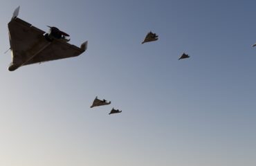 Ρωσικά drones Geran έπληξαν ουκρανική αποθήκη ατμομηχανών στην πόλη Τσερκάσι (βίντεο)
